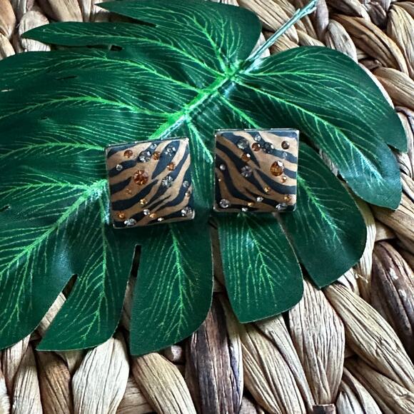 BOGO FREE TIGER STRIPE CRYSTAL SQUARE POST EARRINGS - Picture 1 of 5